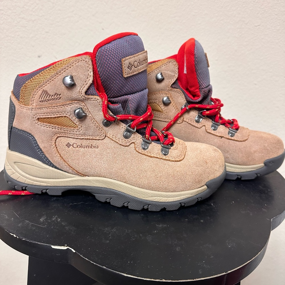 Columbia Boots - Tan and Red